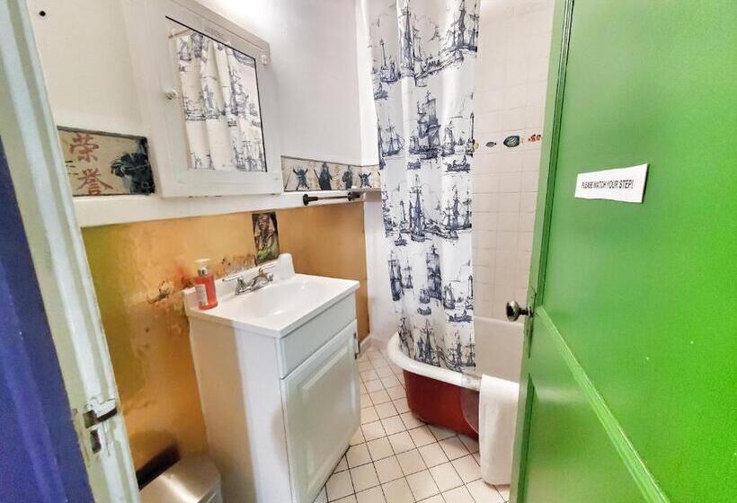 فندق The Pirate Haus Inn