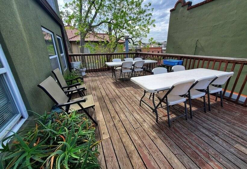 فندق The Pirate Haus Inn