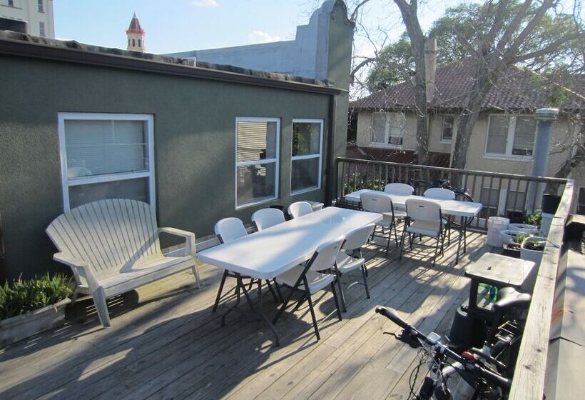 فندق The Pirate Haus Inn