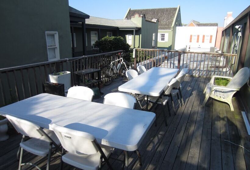 فندق The Pirate Haus Inn