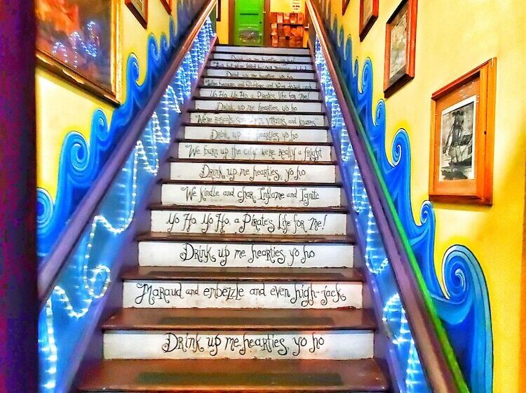 فندق The Pirate Haus Inn