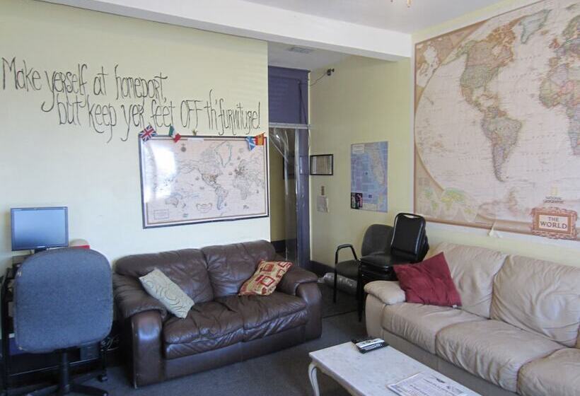 فندق The Pirate Haus Inn