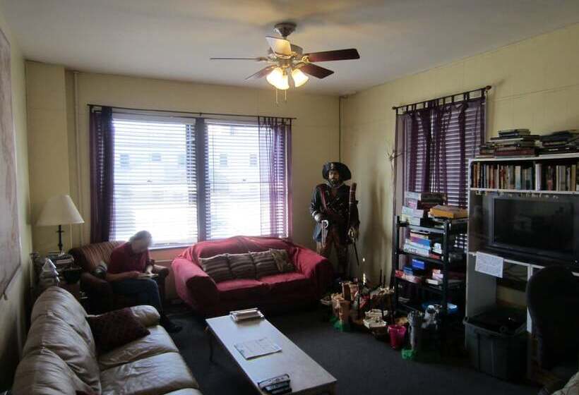 فندق The Pirate Haus Inn