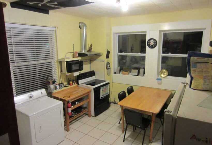 فندق The Pirate Haus Inn