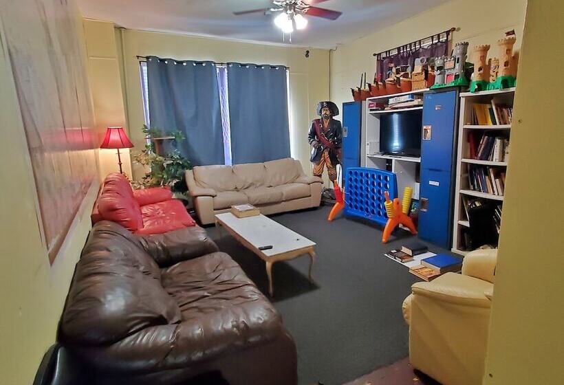 فندق The Pirate Haus Inn