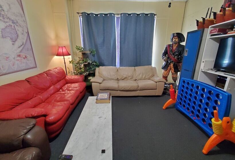 فندق The Pirate Haus Inn