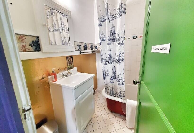 فندق The Pirate Haus Inn