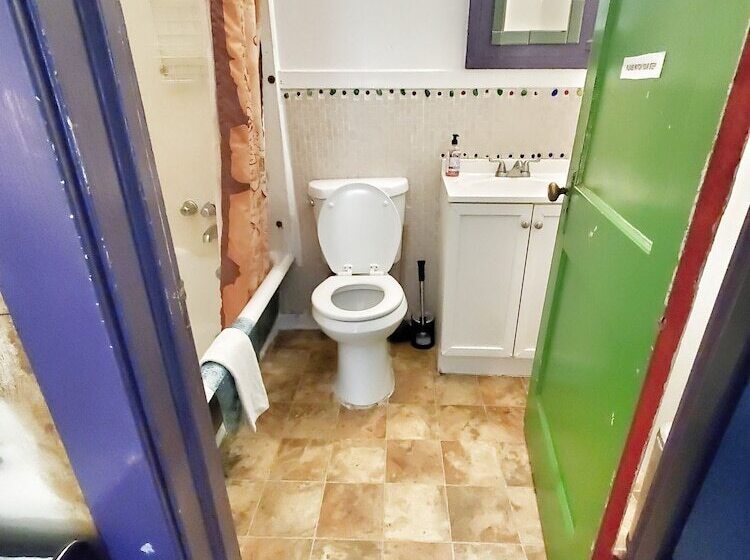 فندق The Pirate Haus Inn