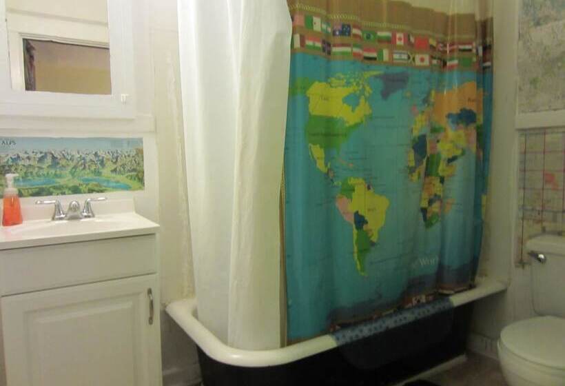 فندق The Pirate Haus Inn