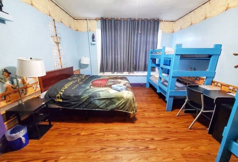 فندق The Pirate Haus Inn
