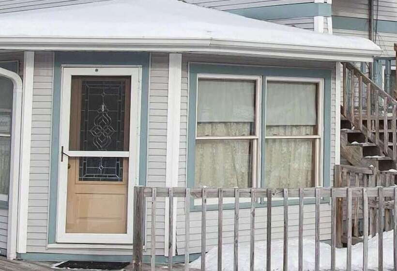 Отель The Sawyer House Bed & Breakfast