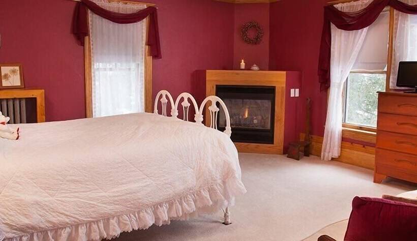 Отель The Sawyer House Bed & Breakfast