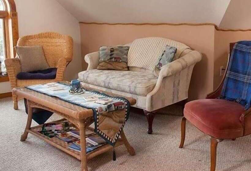 Отель The Sawyer House Bed & Breakfast