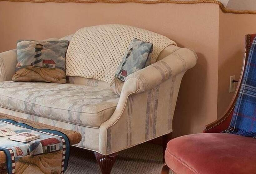 Отель The Sawyer House Bed & Breakfast