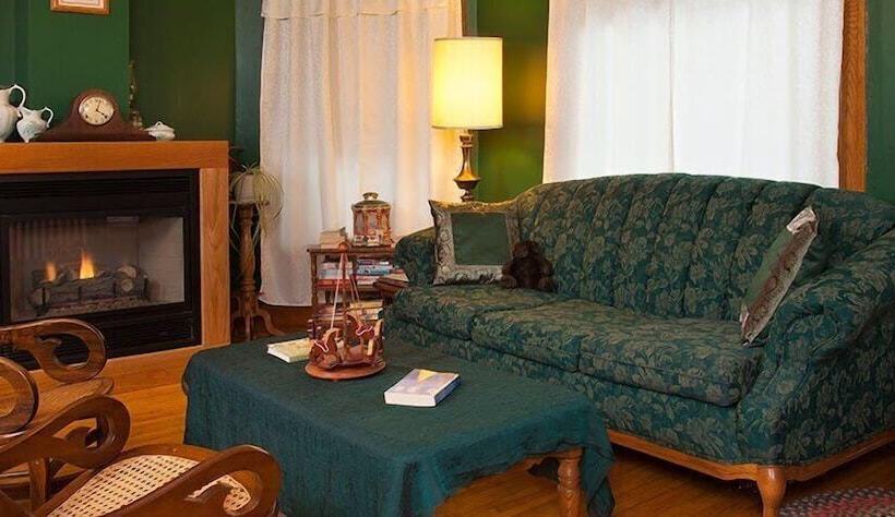 Отель The Sawyer House Bed & Breakfast