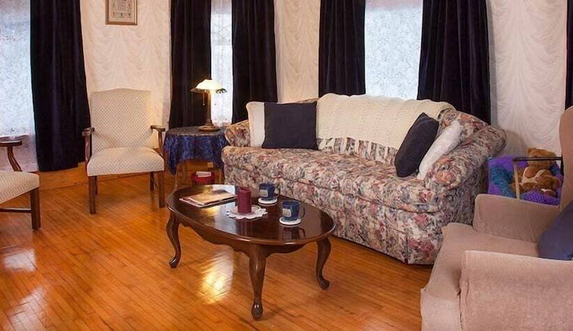 Отель The Sawyer House Bed & Breakfast