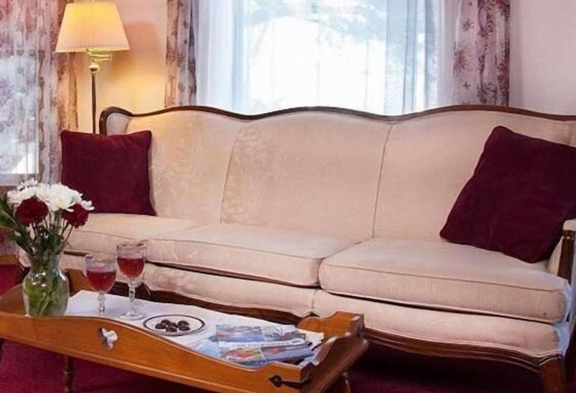 Отель The Sawyer House Bed & Breakfast