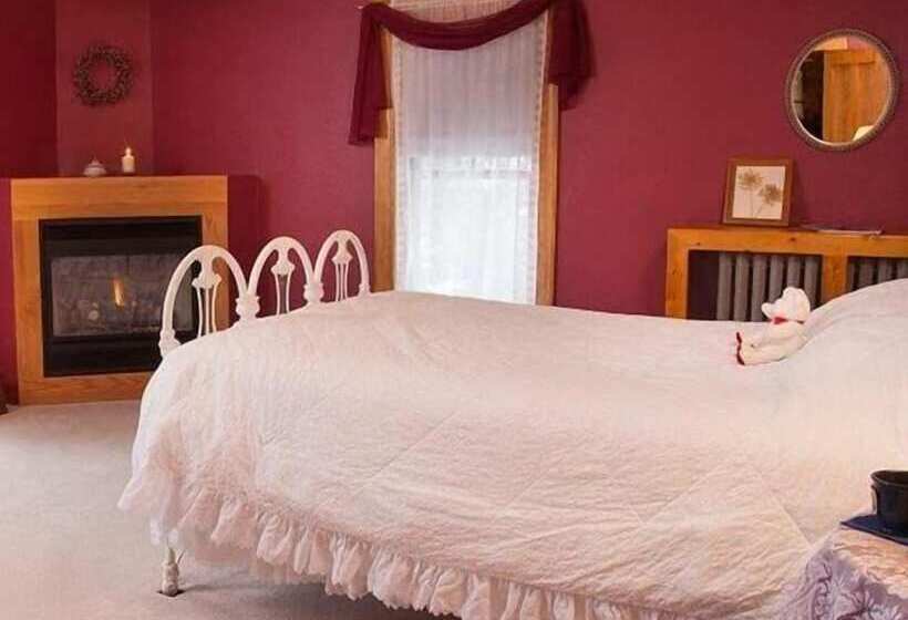 Отель The Sawyer House Bed & Breakfast