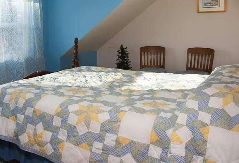 Отель The Sawyer House Bed & Breakfast