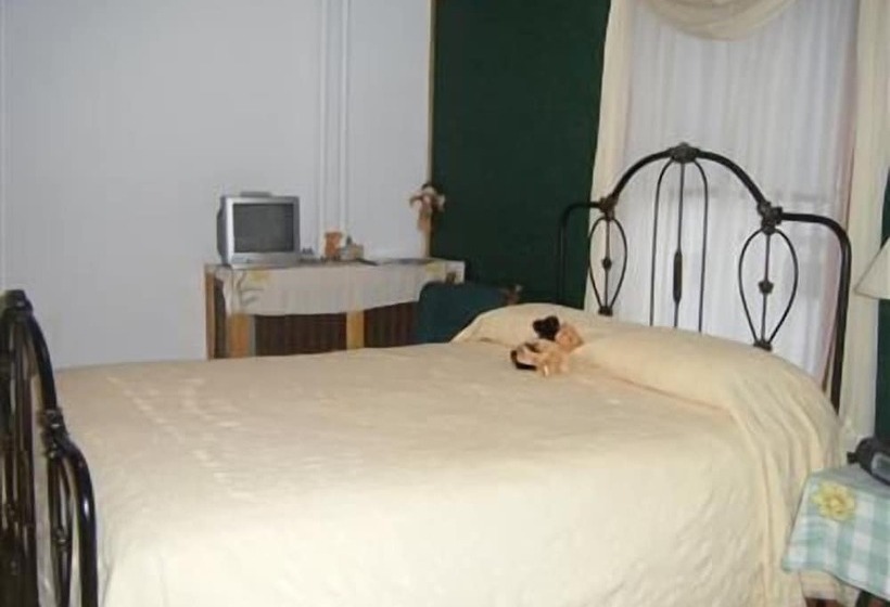 Отель The Sawyer House Bed & Breakfast