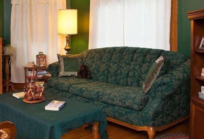 Отель The Sawyer House Bed & Breakfast