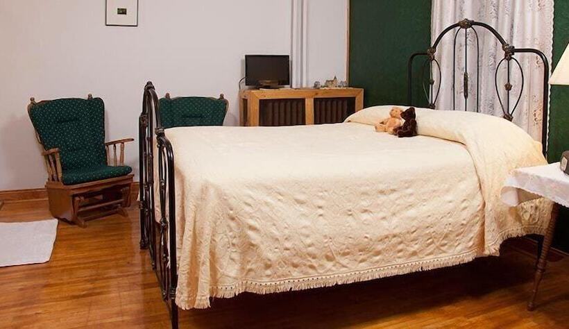 Отель The Sawyer House Bed & Breakfast