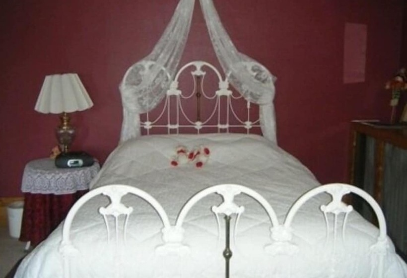 Отель The Sawyer House Bed & Breakfast