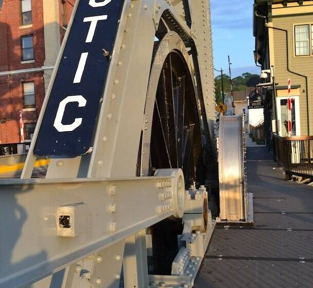 هتل The Whaler's Inn