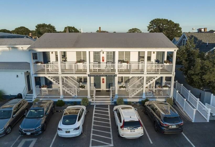 هتل The Whaler's Inn