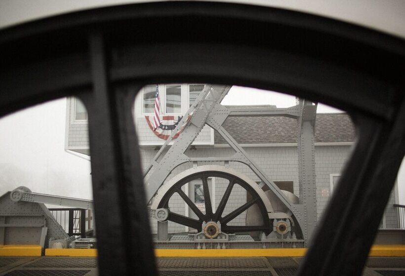 هتل The Whaler's Inn