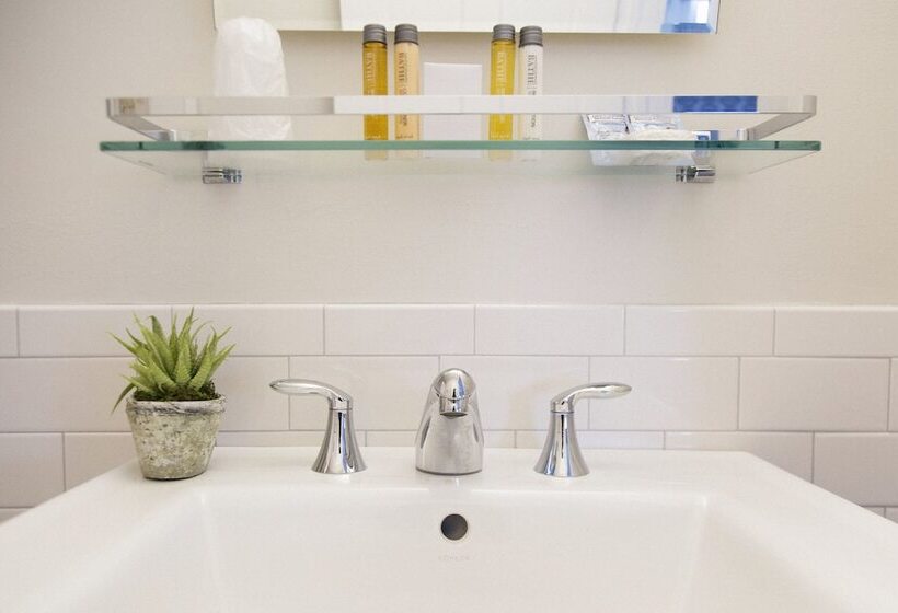 هتل The Whaler's Inn