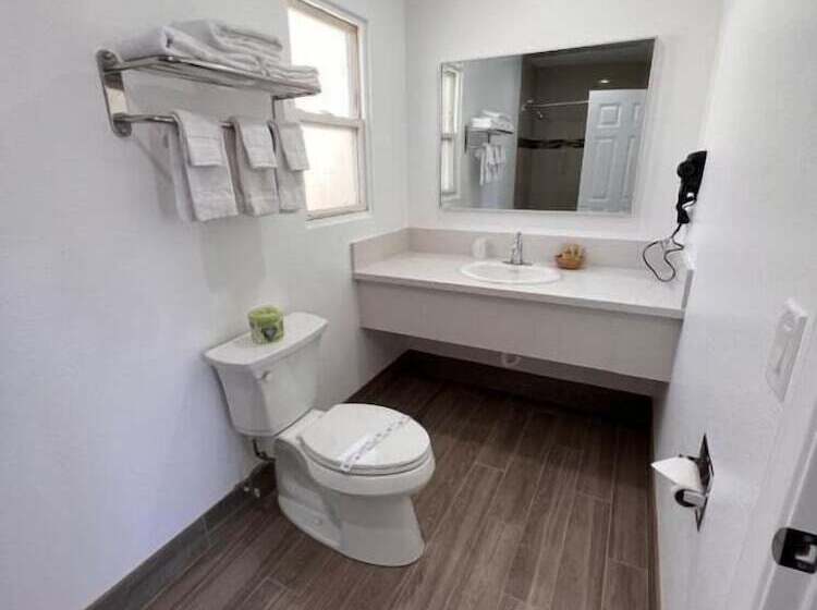 בית מלון כפרי Town And Country Inn