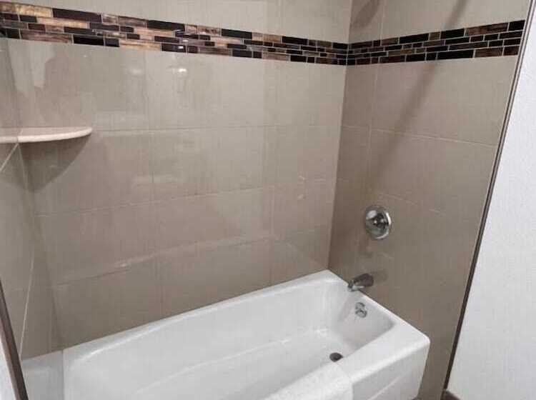 בית מלון כפרי Town And Country Inn