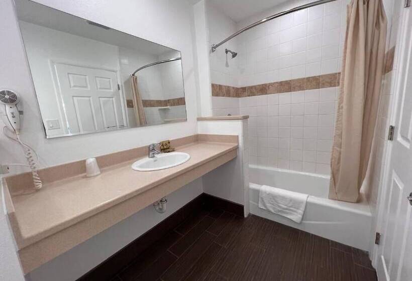 בית מלון כפרי Town And Country Inn