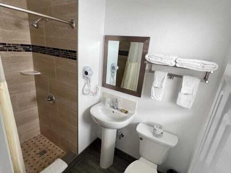 בית מלון כפרי Town And Country Inn