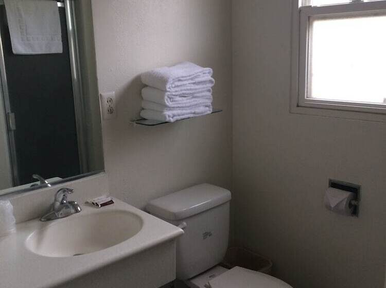 בית מלון כפרי Town And Country Inn