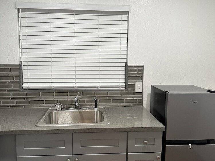 בית מלון כפרי Town And Country Inn