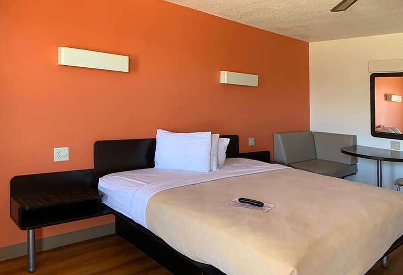 Motel 6 Cameron Mo