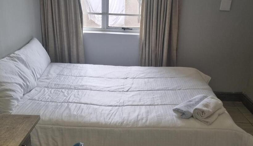 6 Crawford Road, Rondebosch East