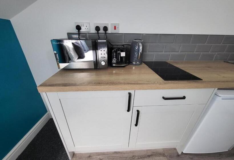 Nottingham Forest Rd, Short Stays