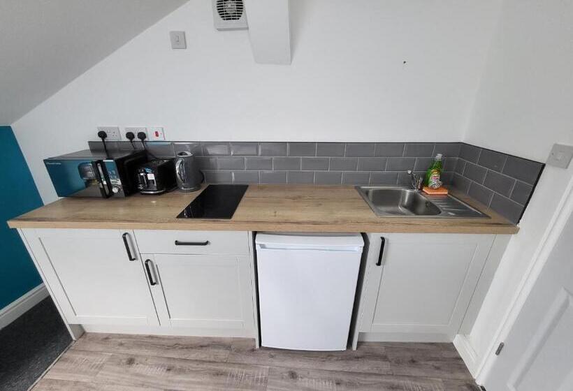 Nottingham Forest Rd, Short Stays