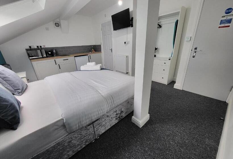 Nottingham Forest Rd, Short Stays