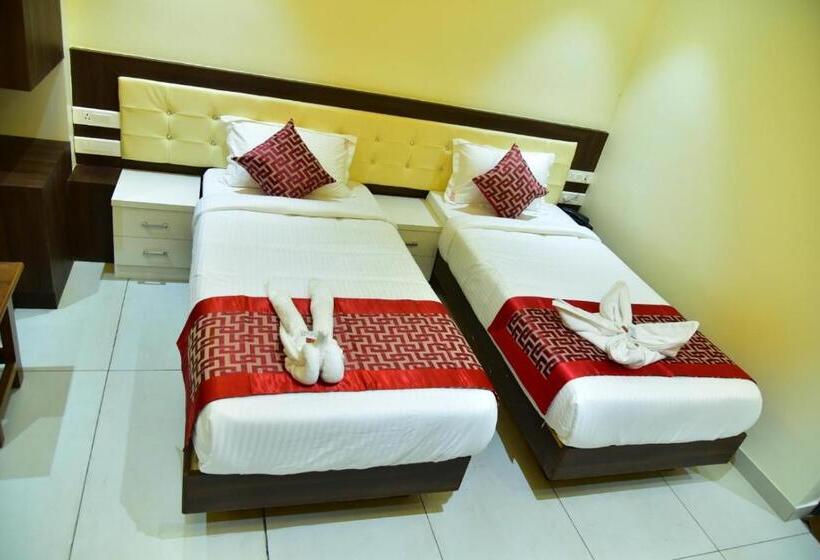 Grand Akshay Hotel And A/c Lodge