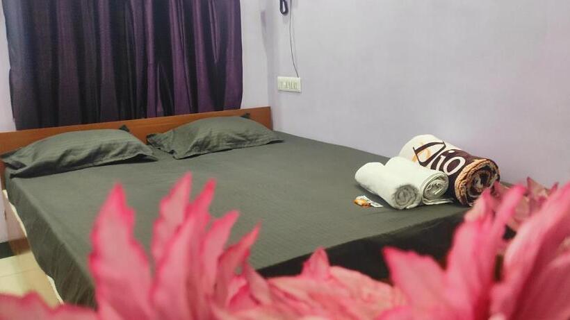 فندق Adh Amilia Residency