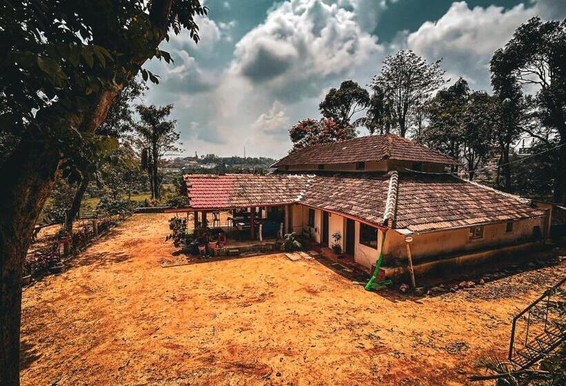 בית מלון כפרי Century Old Coorg Gem