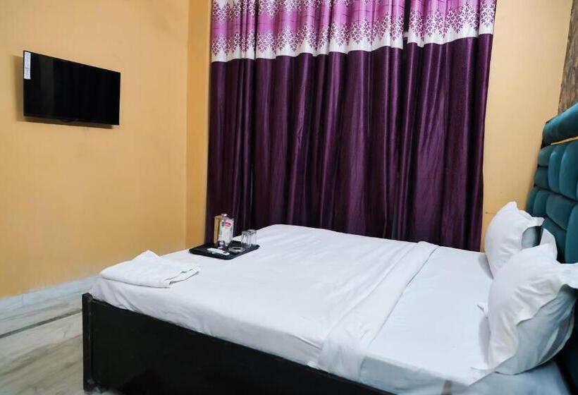 Отель Plan With Laxmi Nagar Metro