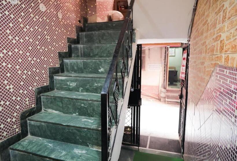 Отель Plan With Laxmi Nagar Metro