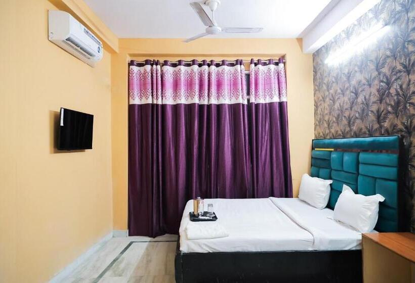 Отель Plan With Laxmi Nagar Metro