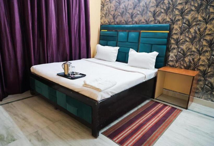 Отель Plan With Laxmi Nagar Metro