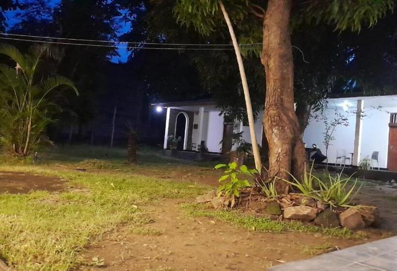 בית מלון כפרי Lanka Inn